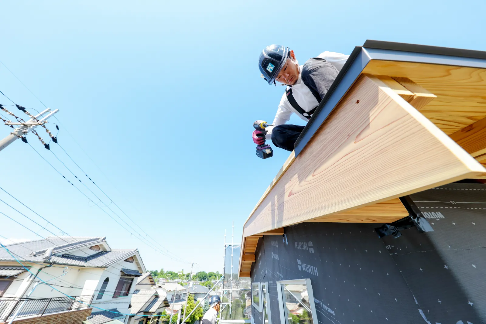 屋根工事する職人