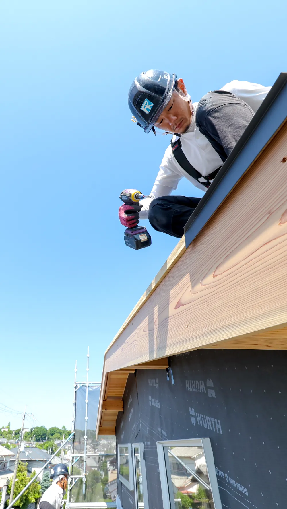 屋根工事する職人